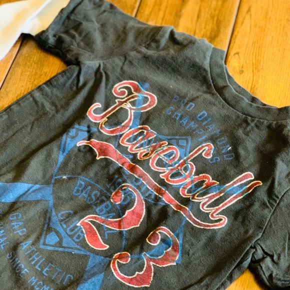 ⭐️3/$20⭐️ GAP Boys’ Long-Sleeved Fooler Tee - Picture 2 of 6